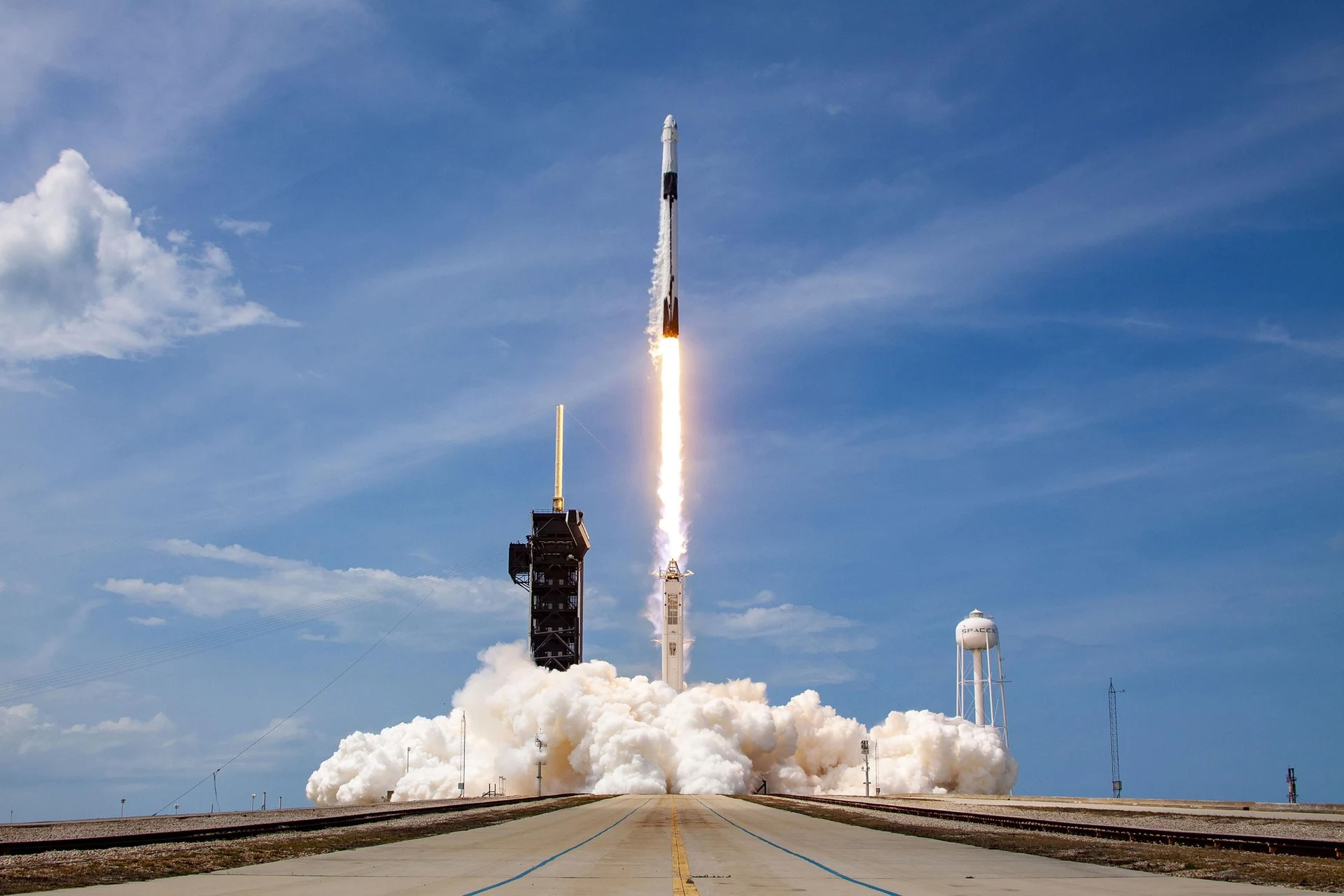 SpaceX Falcon 9 발사체가 Crew Dragon Demo-2 미션 발사 순간 — 케네디우주센터 39A 발사대에서 이륙